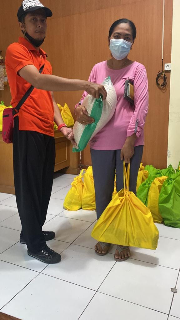 Pembagian Sembako Kepada 200 Warga Kelurahan Ubung