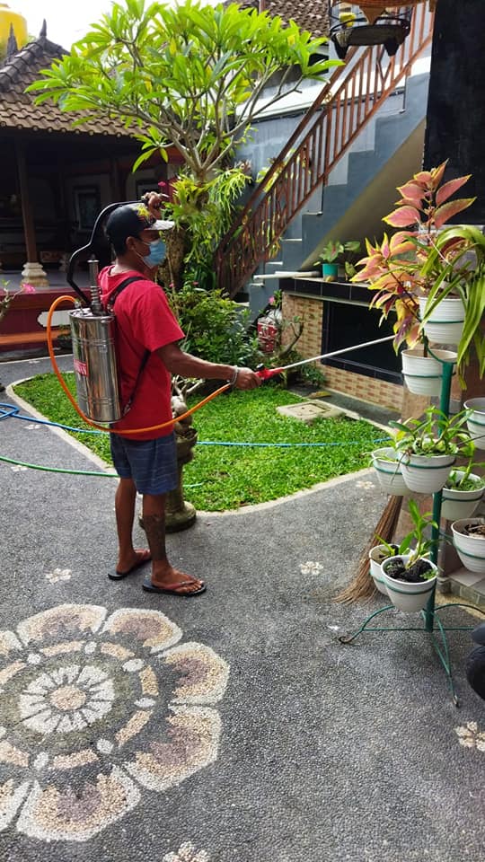 Giat Penyemprotan Disinfektan di rumah warga
