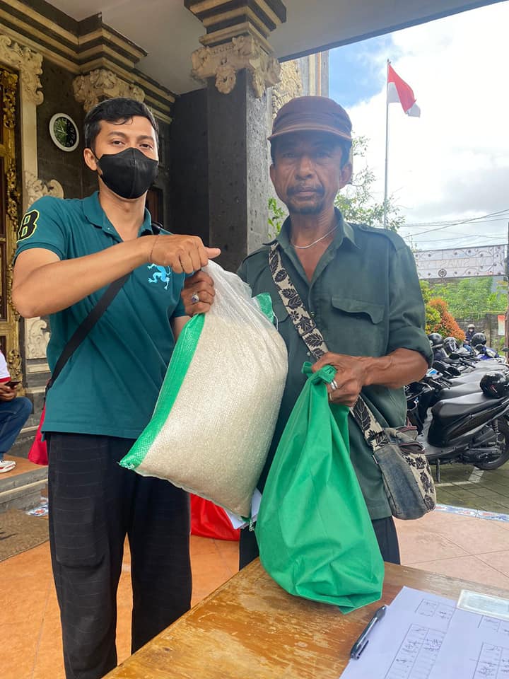 Pembagian Sembako Kepada 100 Warga