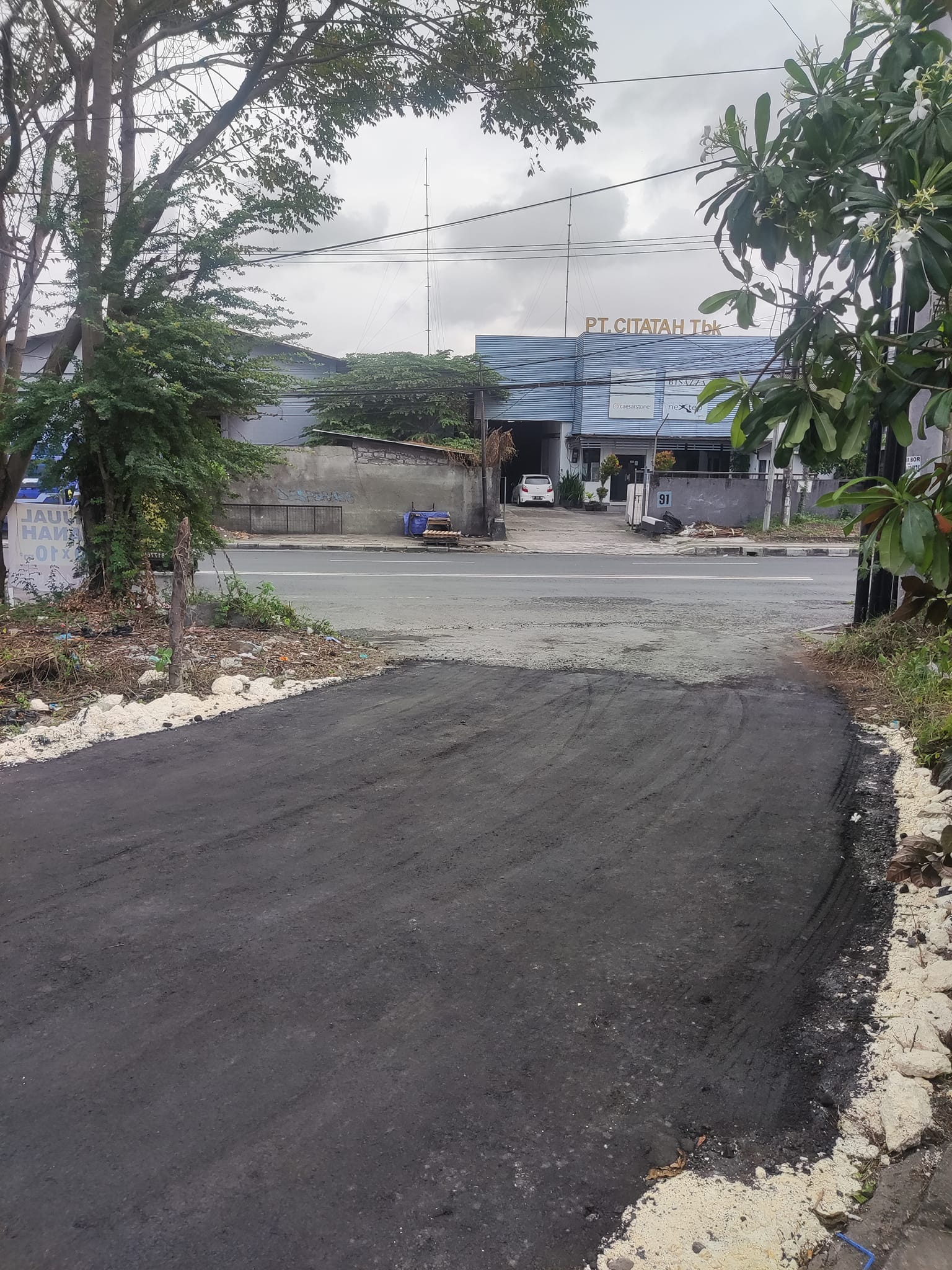 Pengaspalan di Jalan Cargo Dewata Lingkungan Batur