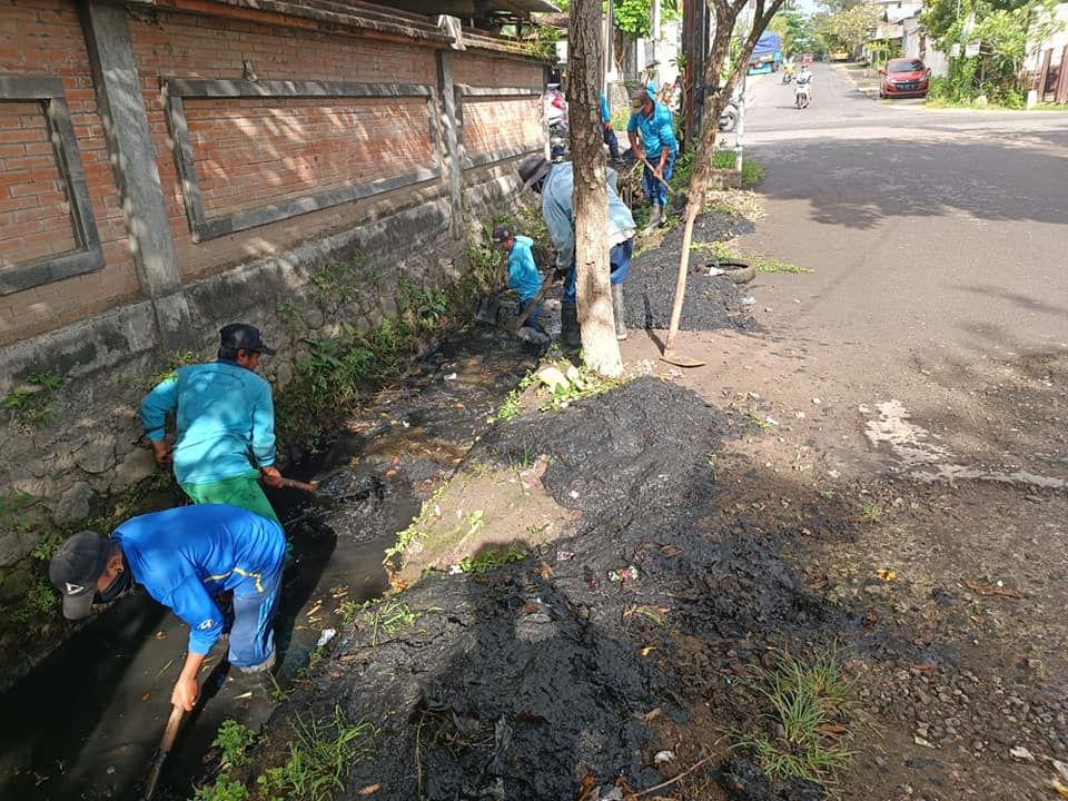 Kegiatan Normalisasi Saluran Air, Pengerukan dan Pembersihan Batu Bongkaran