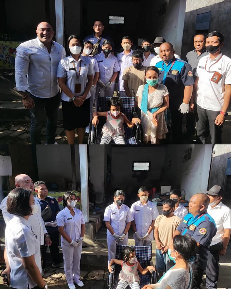 Pemberian bantuan kursi roda oleh Wakil Ketua DPRD Kota Denpasar