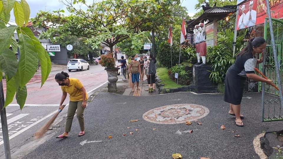 Kerja Bakti Serentak di Lingkungan Kelurahan Ubung Dalam Rangka HUT Kota Denpasar Ke-235