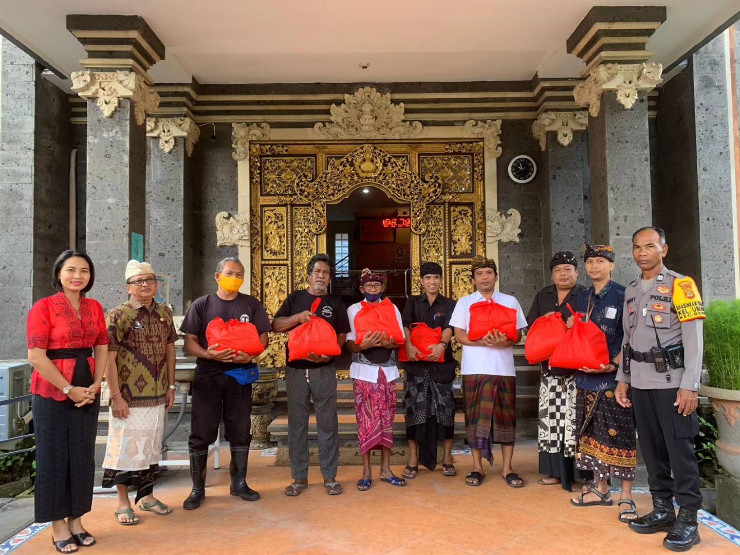 Penyerahan Sembako oleh Ketua LPM Kelurahan Ubung dan Kepala Kelurahan Ubung