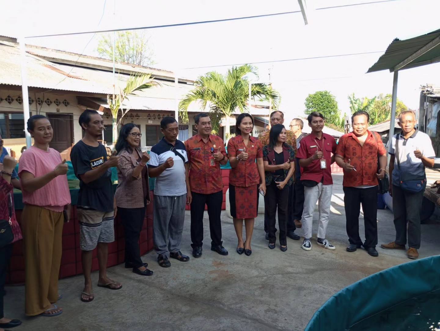 Pemberian bantuan sekaligus penebaran benih ikan lele kepada Pokdakan Bina Sejahtera Lingkungan Batu