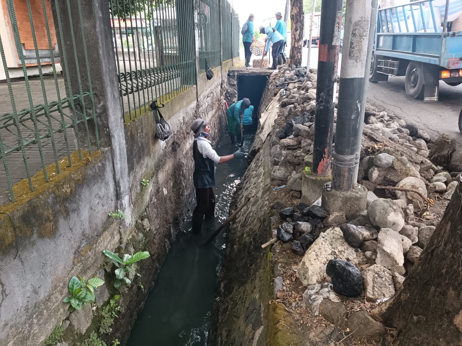 Kegiatan Normalisasi Saluran Air, Pengerukan dan Pembersihan Batu Bongkaran