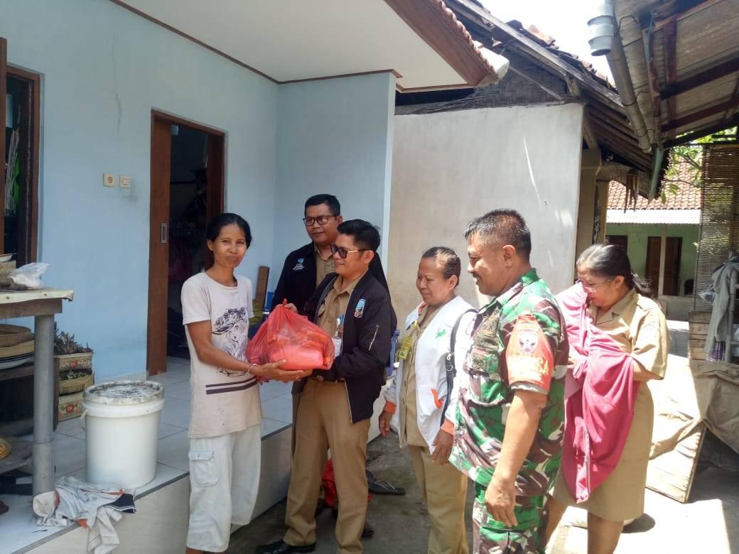 PENYERAHAN BANTUAN SEMBAKO DARI PMKS KOTA DENPASAR