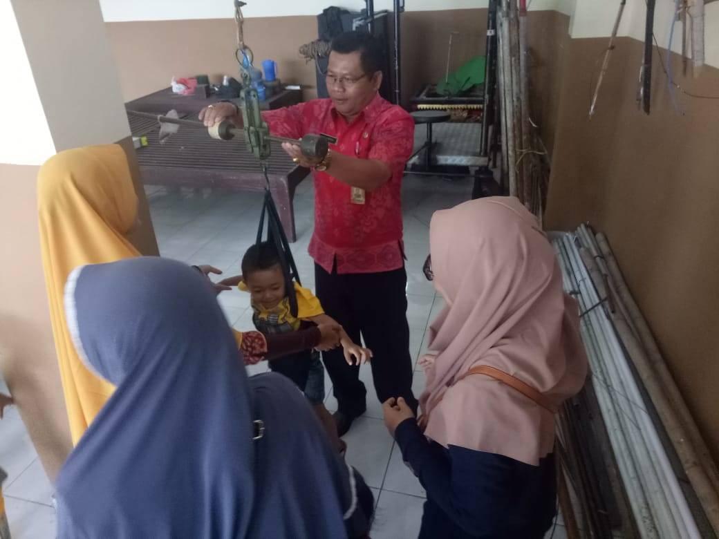 PELAKSANAAN POSYANDU DAN PEMBERIAN PMT KEPADA BALITA DI LINGKUNGAN TENGAH