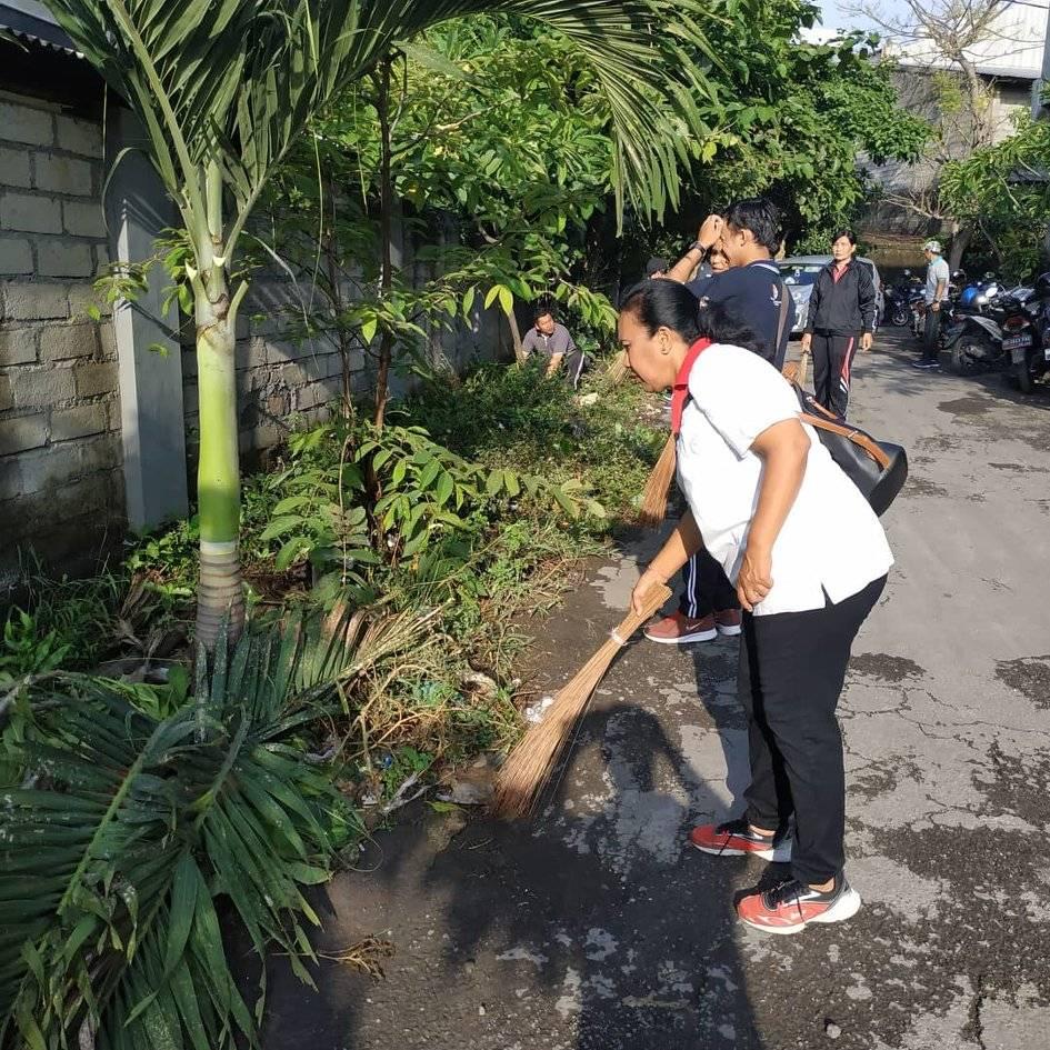 KEGIATAN JUMAT BERSIH DI JALAN PIDADA IX
