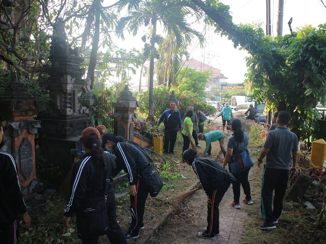 KEGIATAN JUMAT BERSIH DI PEREMPATAN BULUH INDAH CARGO