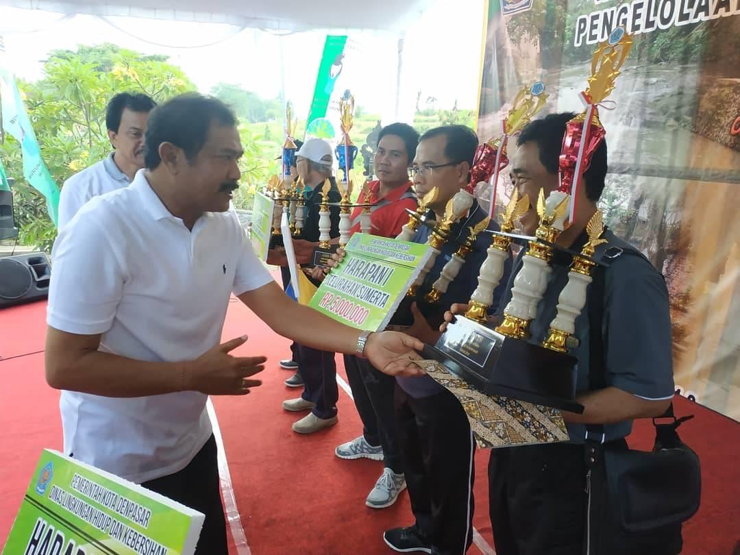 PENERIMAAN PIALA LOMBA SUNGAI BERSIH