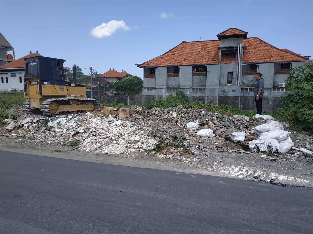 PEMERATAAN DAN PEMBERSIHAN PUING BEKAS MATERIAL BANGUNAN