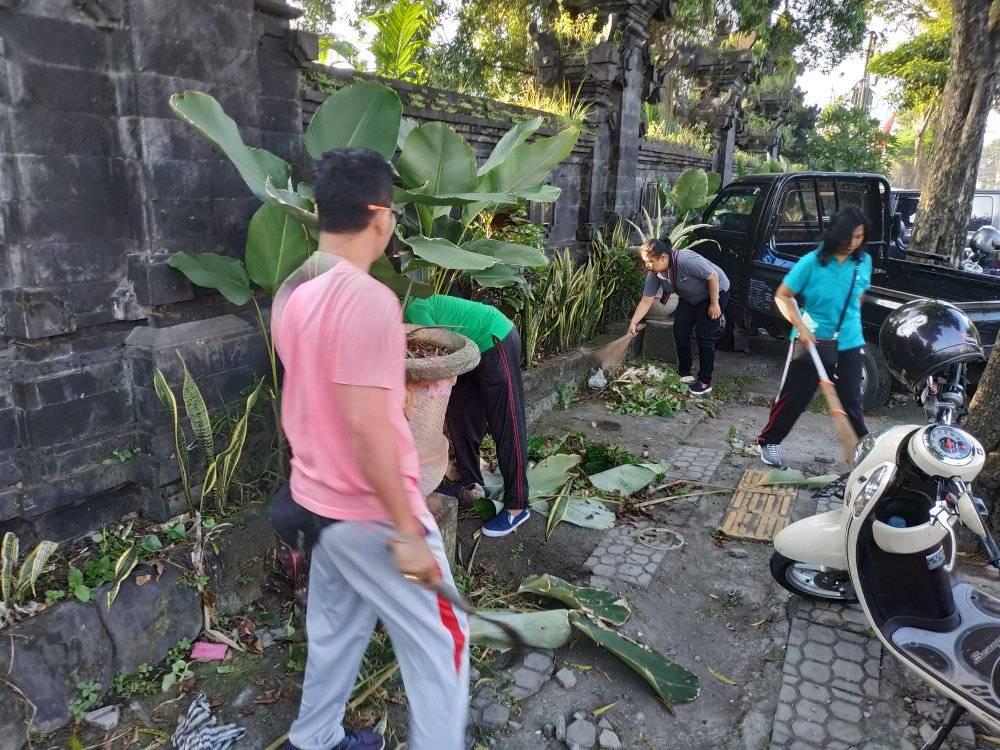 KEGIATAN JUMAT BERSIH DI DEPAN SETRA KALER