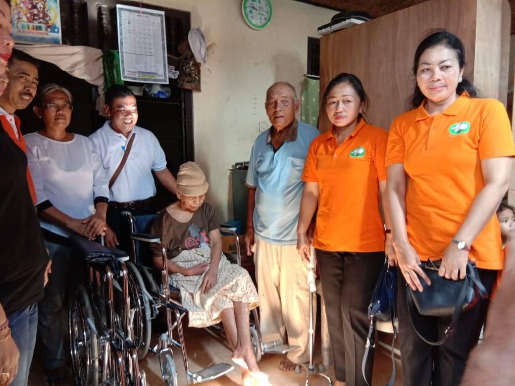 PENYERAHAN BANTUAN KURSI RODA DAN TONGKAT OLEH IBU WAKIL WALIKOTA DENPASAR