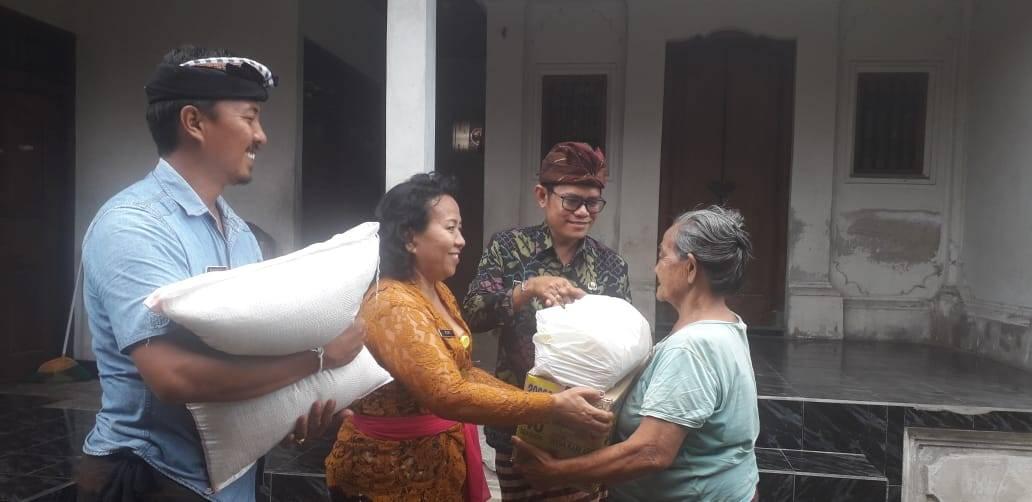 PENYERAHAN SEMBAKO DALAM RANGKA HUT KOTA DENPASAR KE-231