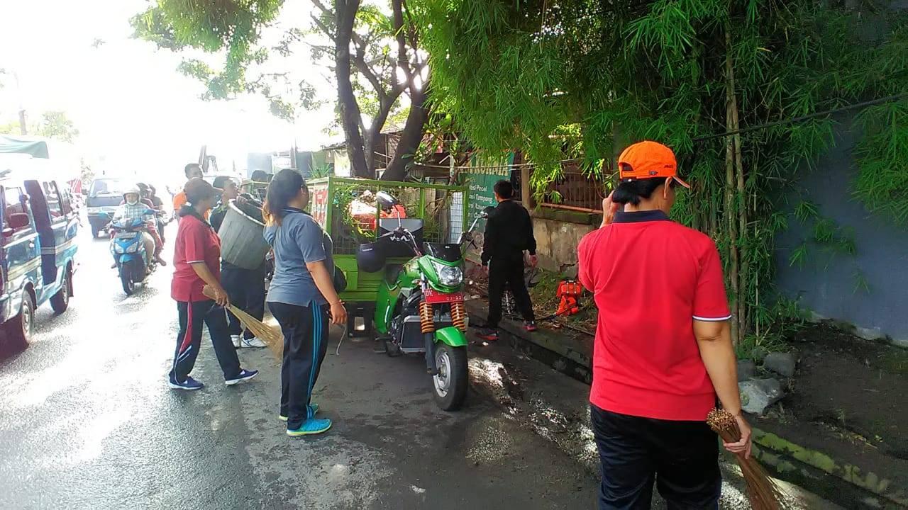 KEGIATAN JUMAT BERSIH DI JALAN ANGSOKA