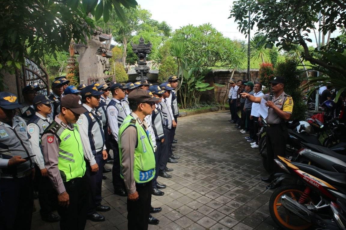 KEGIATAN PEMBINAAN KEPADA TRUK ANGKUTAN BARANG YANG PARKIR SEMBARANGAN DI KELURAHAN UBUNG