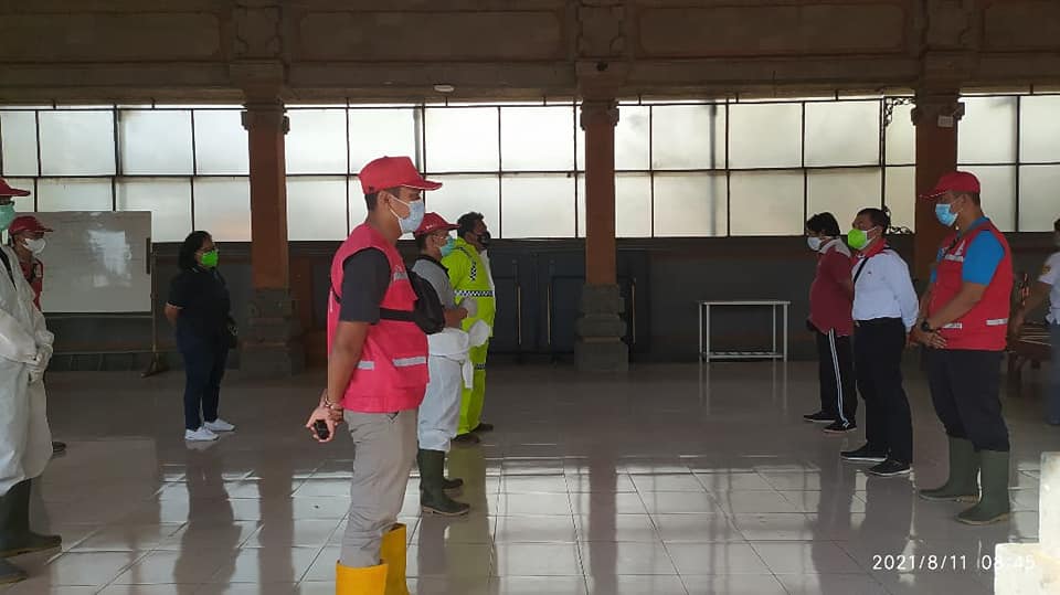 PMI Kota Denpasar Melakukan Penyemprotan di Wilayah Ubung
