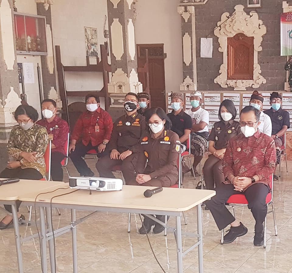 Penyerahan 25 paket sembako kepada Warga yang terpapar Covid-19