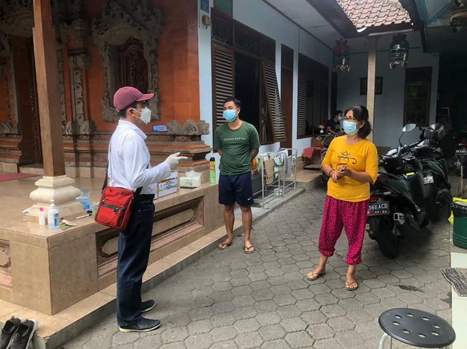 Penyemprotan Disenfektan di Rumah Warga