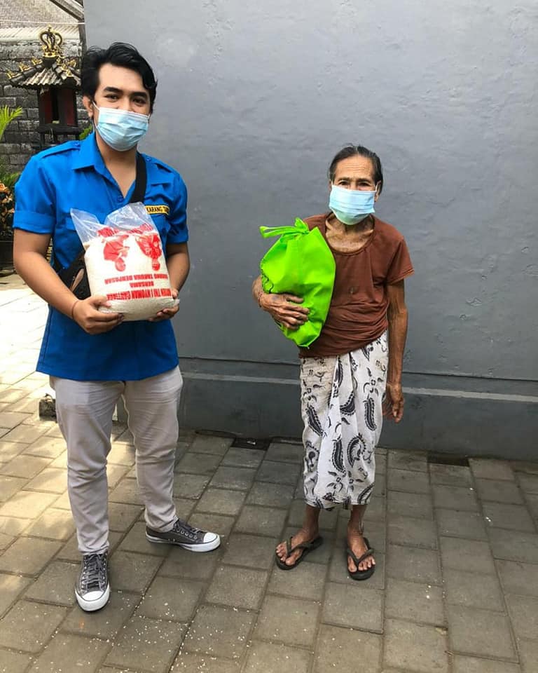 Pembagian Sembako oleh Karang Taruna Mertasabha Kelurahan Ubung