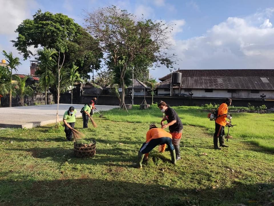 Giat Jumat Bersih Kepala Kelurahan Ubung