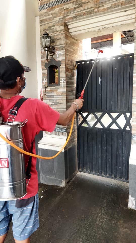 Giat Penyemprotan Disinfektan di rumah warga