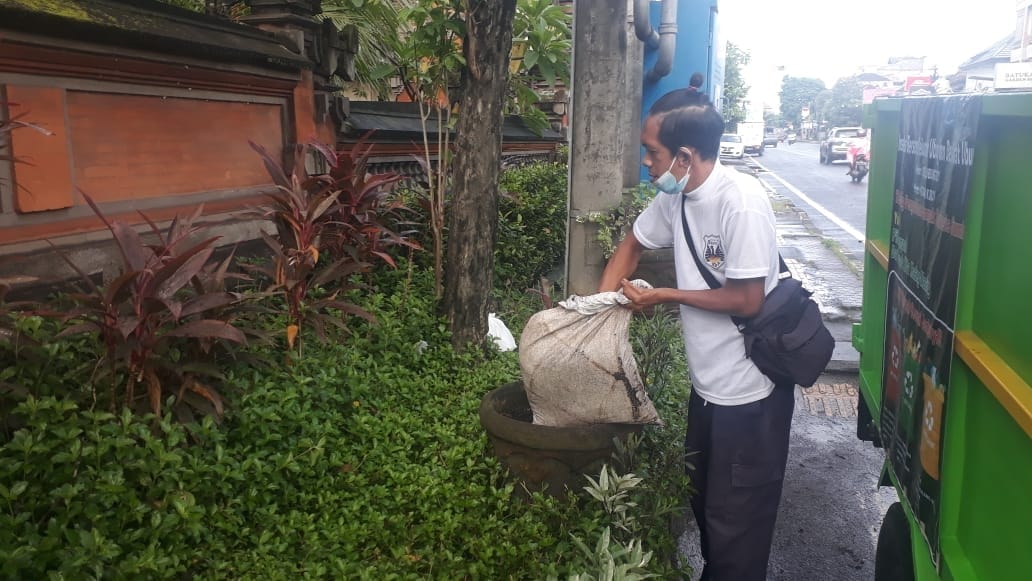 Penyebaran Pupuk di Taman-Taman Wilayah Kelurahan Ubung