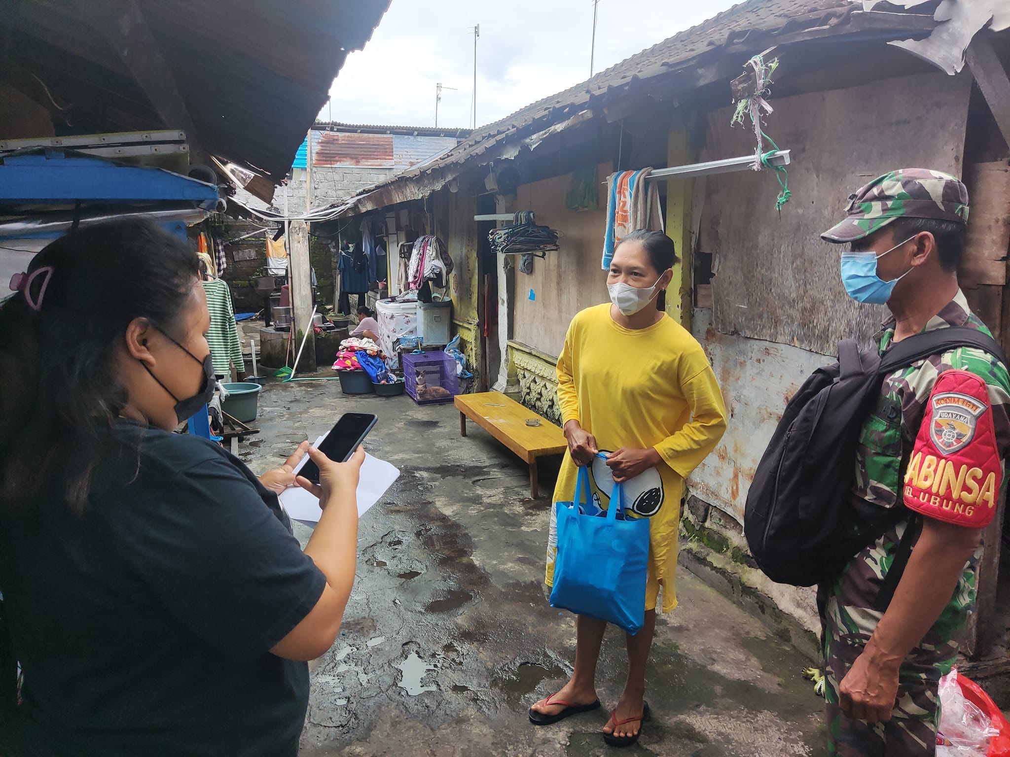 Pemberian paket sembako oleh Satgas Kelurahan Ubung dan Satgas Banjar