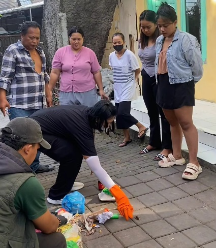 Sosialisasi Pemilahan Sampah Berbasis Sumber kepada masyarakat.