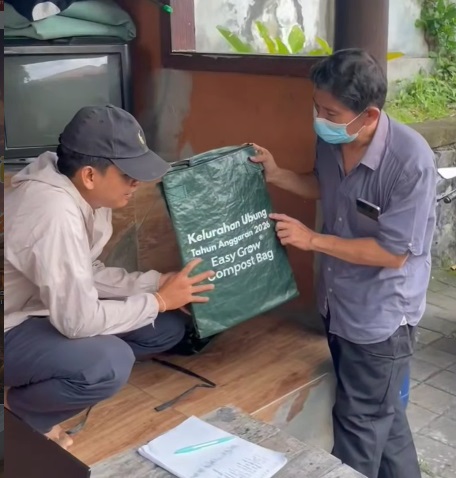 Pembagian Kompos Bag gratis kepada masyarakat