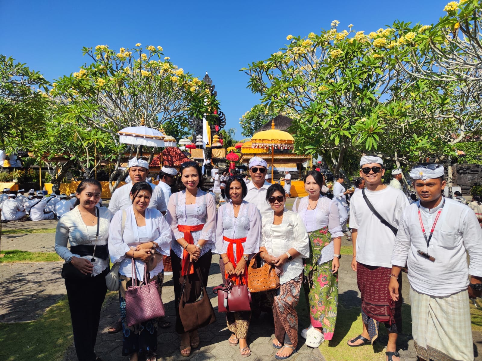 Bhakti Penganyar di Pura Agung Blambangan dan Pura Mandara Giri Semeru Agung.