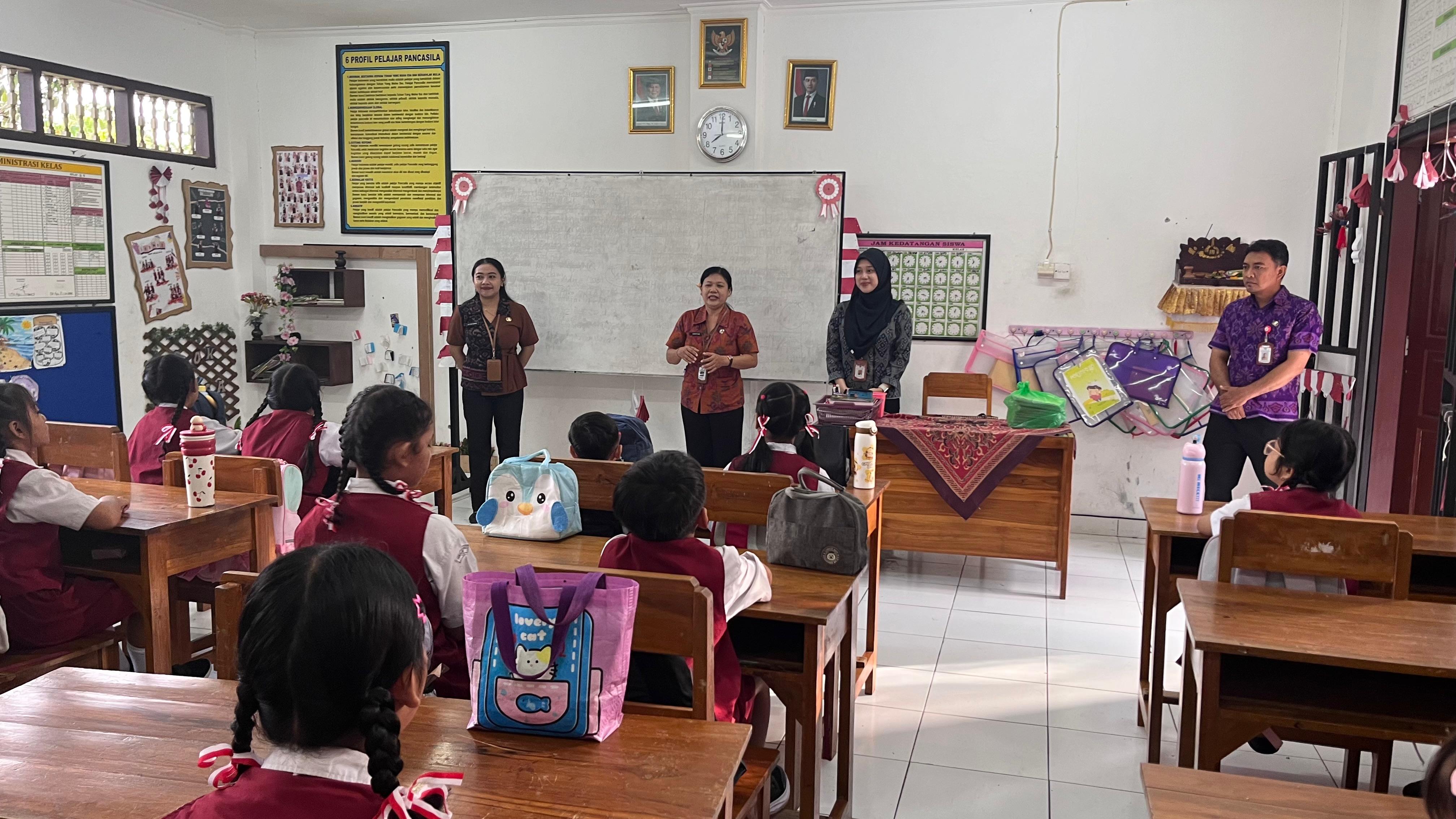 Pelayanan Jemput Bola Peminjaman Buku di SD Negeri 5 Ubung